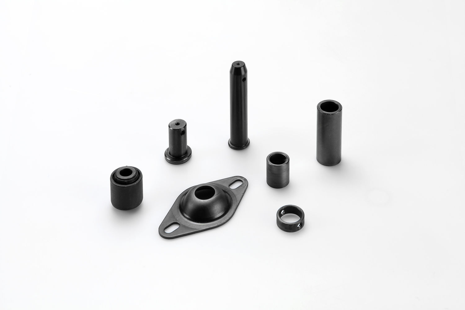 Piezas metálicas con acabado negro, capa de zinc níquel más un pasivado negro y sellado para aumentar la resistencia a la corrosión.